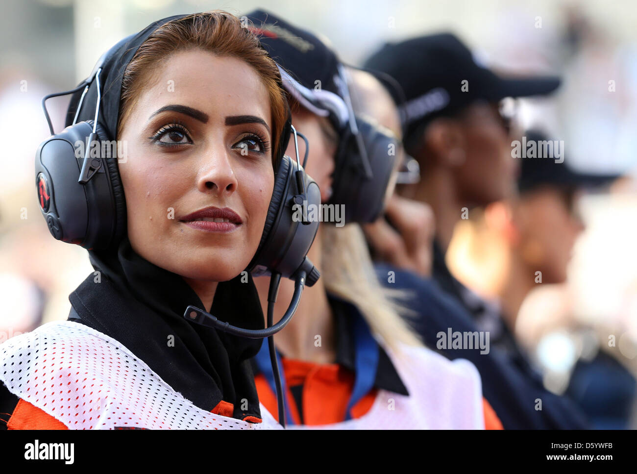 Ein Marschall wird während des Fahrers Parade vor dem Start von der Formula One Grand Prix von Abu Dhabi auf dem Yas Marina Circuit in Abu Dhabi, Vereinigte Arabische Emirate, 4. November 2012 gesehen. Foto: Jens Büttner/Dpa +++(c) Dpa - Bildfunk +++ Stockfoto