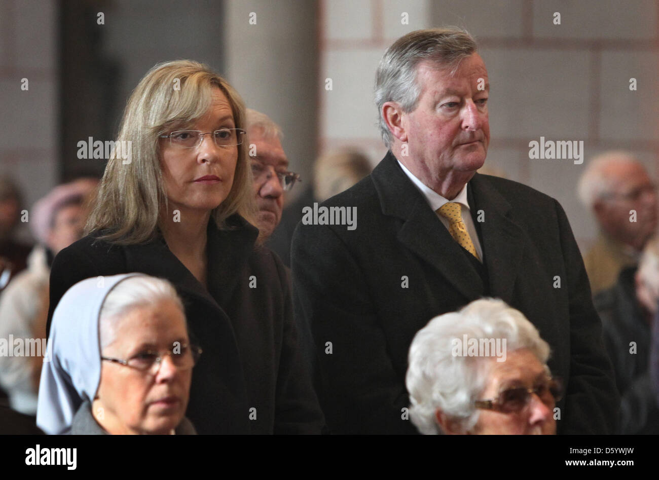 Besuchen Sie bayerische Justizministerin Beate Merk und der Präsident des Bonifatiuswerk der deutschen Katholiken, Georg Freiherr von Und Zu Brenken (R), einen feierlichen Pontifikalamt, die bundesweite Diaspora-Aktion des Bonifatiuswerk der deutschen Katholiken in der Kuppel Augsburg, Deutschland, 4. November 2012 zu öffnen. Das diesjährige Diaspora Aktion findet unter dem Motto "weil er lebt - Giv Stockfoto