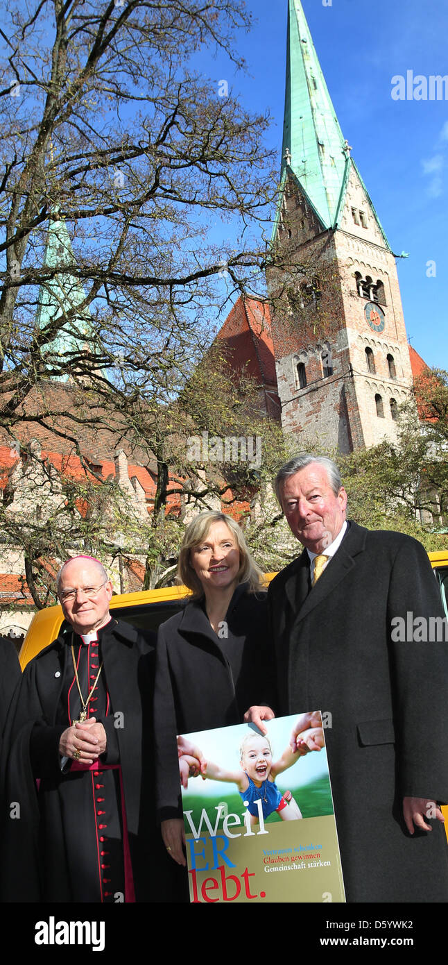 Bavarian Justice Minister Beate Merk (C), Augsburger Bischof Konrad Zdarsa und dem Präsidenten des das Bonifatiuswerk der deutschen Katholiken, Georg Freiherr von Und Zu Brenken (R), Pose vor einem feierlichen Pontifikalamt soll die bundesweite Diaspora-Aktion des Bonifatiuswerk der deutschen Katholiken in der Kuppel von Augsburg, Deutschland, 4. November 2012. Das diesjährige Diaspora Aktion ist hel Stockfoto