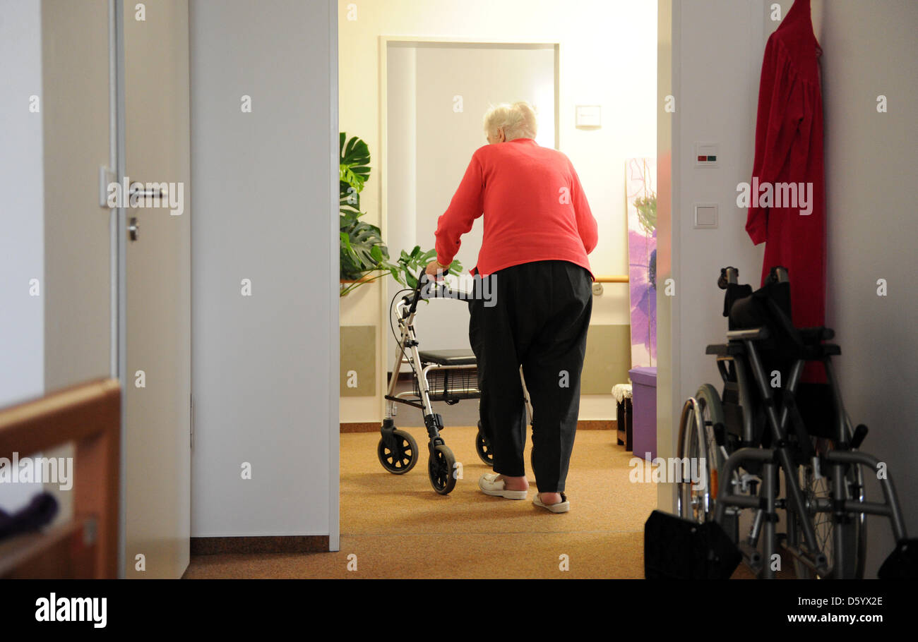 Eine Frau lässt ihren Raum mit einem Walker im Hospiz Luisendomizil in Neustrelitz, Deutschland, 30. Oktober 2012. Foto: Daniel Reinhardt Stockfoto