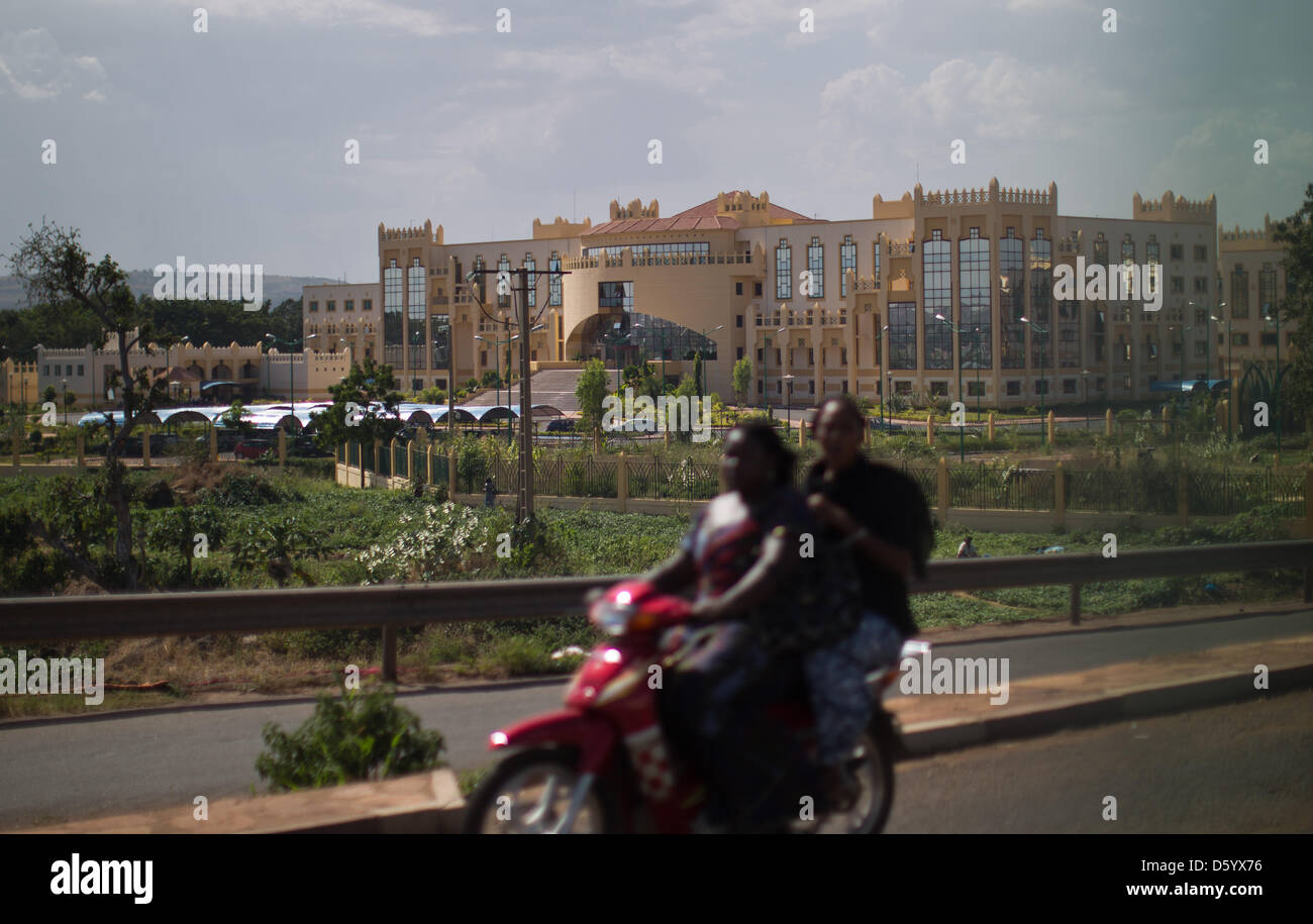 "Zitieren Verwaltungs-", ist Sitz des Premierministers von Mali sichtbar in Bamako in Mali, 1. November 2012. Das Regierungsviertel und die Gebäude wurden von ehemaligen libyschen Diktator al-Ghaddafi finanziert. Foto: Michael Kappeler/dpa Stockfoto