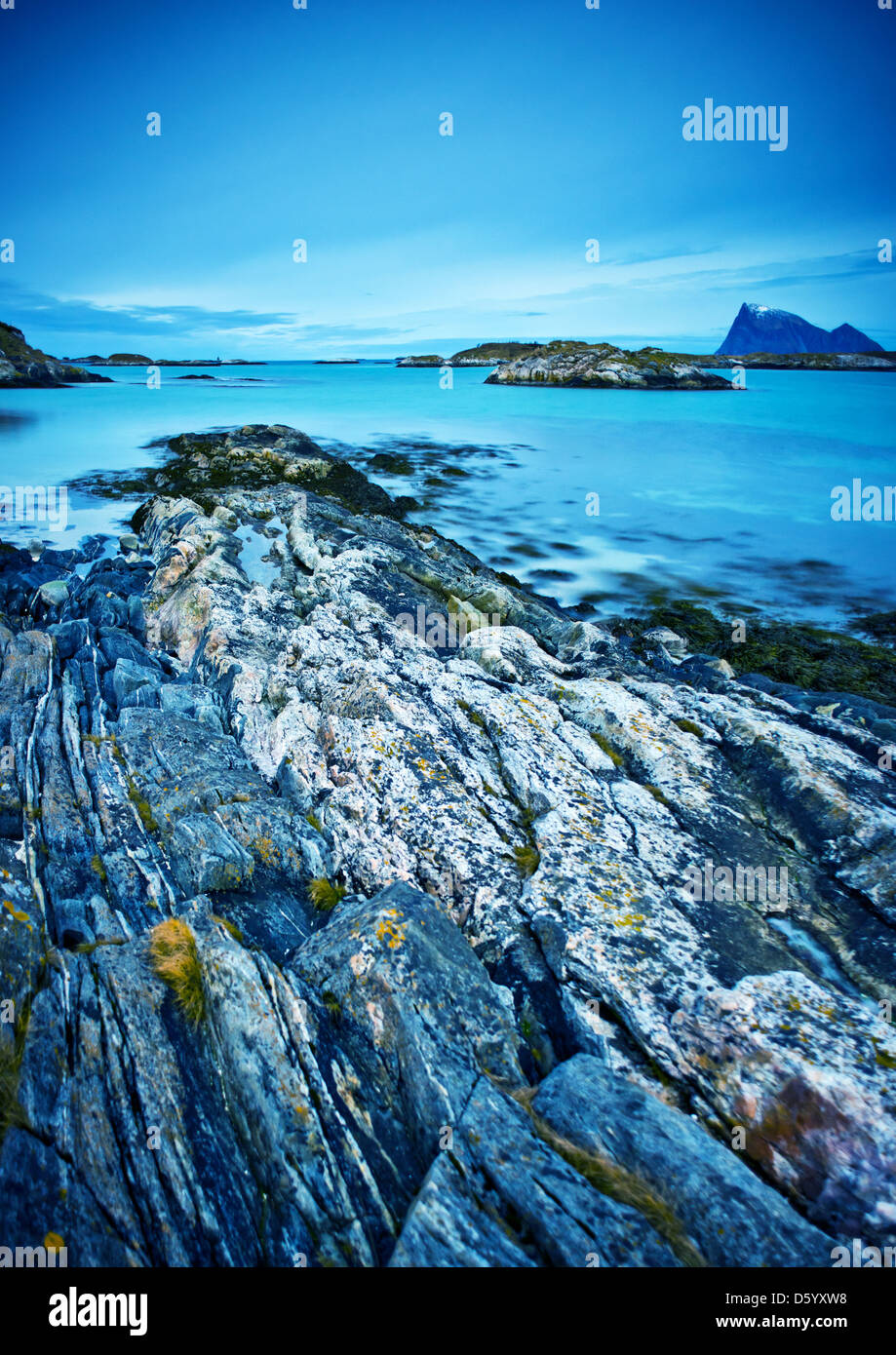 Eine Küstenlandschaft, schroffen Felsen und blauem Meer. Stockfoto