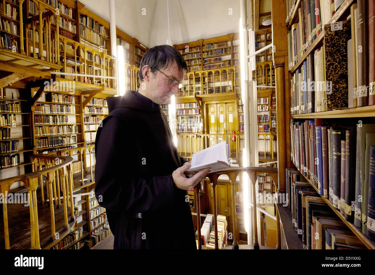 Benediktinermonch Vater Peter In Der Alten Bibliothek In Der Abteikirche Der Benediktiner Abtei Maria Laach Abgebildet Ist Ist In Maria Laach Deutschland 31 Oktober 12 Abgebildet Derzeit Ist Der Ehemalige Kuhstall In Eine