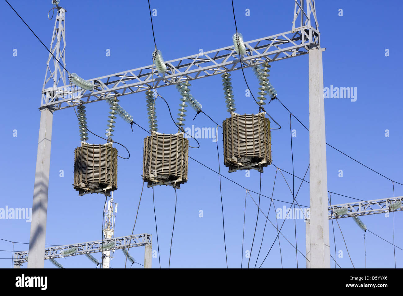 Transformatoren mit hoher Energie in den Himmel Stockfoto