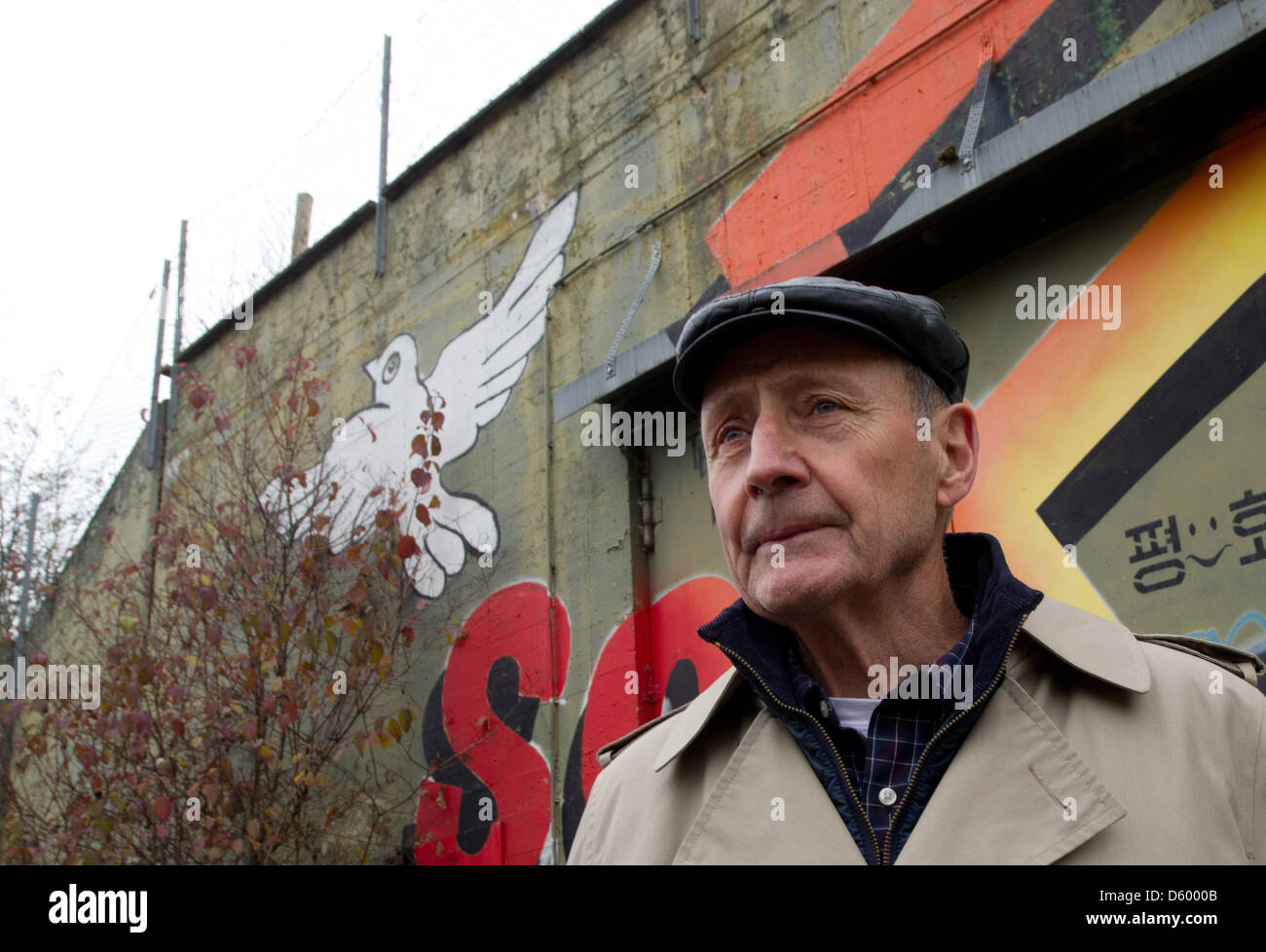 Ehemaliger Leiter der Pershing Entwurf, pensionierter General Raymond Haddock steht vor einem Bunker auf dem Gelände des ehemaligen militärischen in Mutlangen, Deutschland, 7. November 2012.  25 Jahre nach der Intermediate-Range Nuclear Forces Vertrag zwischen den Vereinigten Staaten und die Sowjetunion Zeitzeugen in Mutlangen zurück. Foto: MARIJAN MURAT Stockfoto