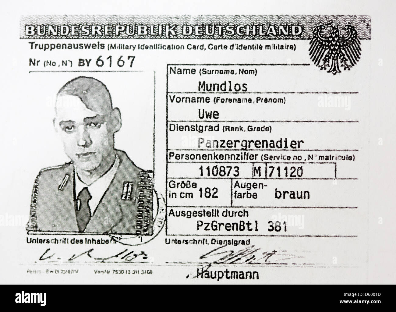 Diese Reproduktion zeigt eine Kopie der militärischer Identitätsausweis des NSU Terroristen Uwe Mundlos in Berlin, Deutschland, 7. November 2012. Mundlos rechten Flügel extremistische Haltung war schon Beweise während seines Wehrdienstes in der Bundeswehr. Der militärische Geheimdienst MAD hatte ihn im Visier. Aber nichts ist viel passiert. Der Ausschuss für die NSU betrachten dieser Aspekt während ein besonderes. Stockfoto