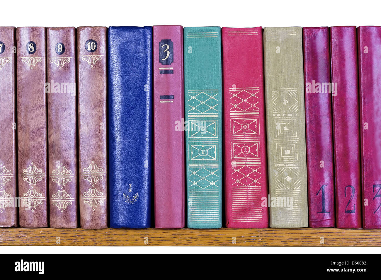 Alte Bücher mit Farbe bedeckt auf einem Regal Stockfoto