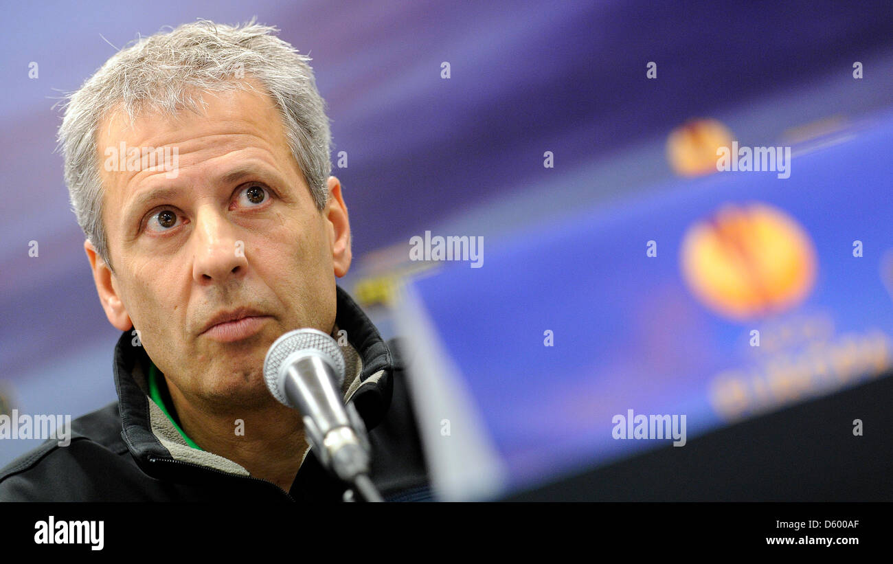 Mönchengladbach Cheftrainer Lucien Favre gibt eine Pressekonferenz im Stadion Velodrom in Marseille, Frankreich, 7. November 2012. Borussia Moenchengladbach spielen Olympique Marseille in der Gruppenphase der Europa League am 8. November 2012. Foto: Marius Becker Stockfoto