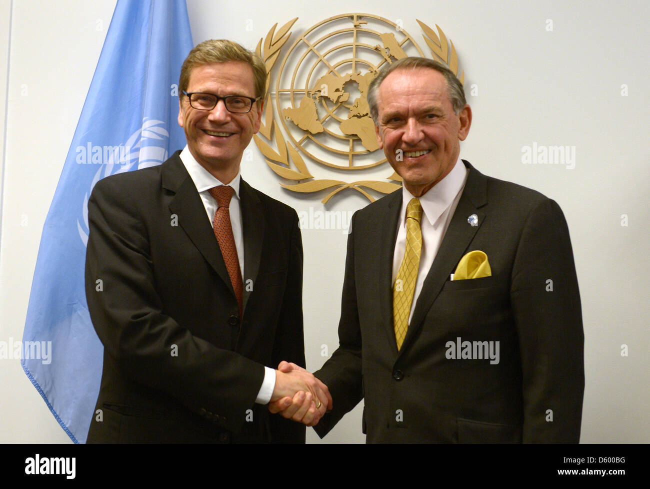 Außenminister Guido Westerwelle (FDP, l) Erfurts bin 07.11.2012 in New York (USA) Mit Dem Stellvertretenden Generalsekretär der Vereinten Nationen, Jan Eliasson, Zusammen. Der Minister freu Auf Einer Viertägigen Reise Laos Und Die USA. Foto: Rainer Jensen/dpa Stockfoto