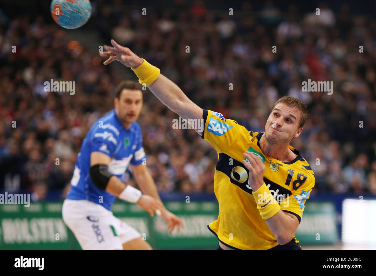 Löwen-Spieler Bjarte Myrhol wirft einen Ball in Richtung des Ziels während einer deutschen Handball-Bundesliga-match zwischen HSV Hamburg und Rhein-Necker-Löwen in O2 World Arena in Hamburg, Deutschland, 7. November 2012. Foto: Malte Christen Stockfoto