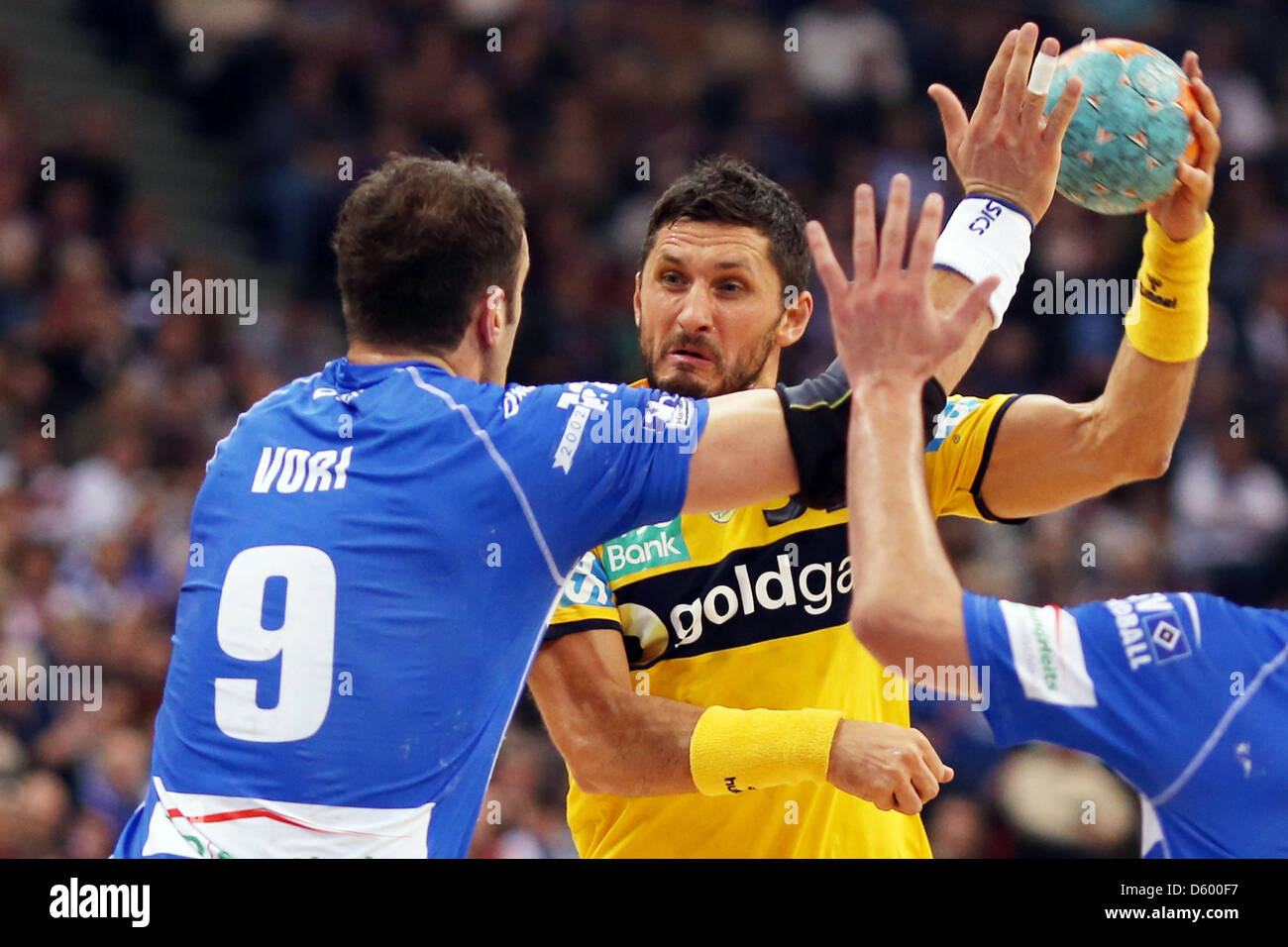 Hamburgs Igor Vori Blöcke Löwen Spieler Alexander Petersson während einer deutschen Handball-Bundesliga-match zwischen HSV Hamburg und Rhein-Necker-Löwen in O2 World Arena in Hamburg, Deutschland, 7. November 2012. Foto: Malte Christen Stockfoto