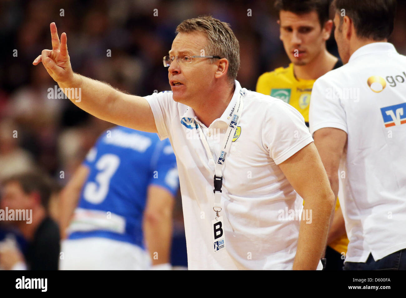 Löwen-Trainer Gudmundur Gudmundsson Gesten während einer deutschen Handball-Bundesliga zwischen dem HSV Hamburg und Rhein-Necker-Löwen in O2 World Arena in Hamburg, Deutschland, 7. November 2012 entsprechen. Foto: Malte Christen Stockfoto
