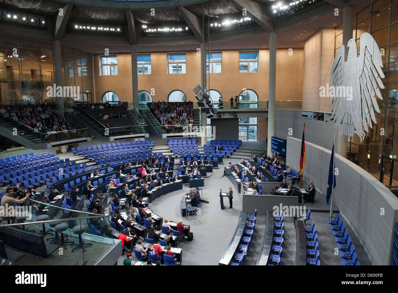 Mitglieder des Deutschen Bundestages werden für ein Treffen in der zentralen Halle des Deutschen Bundestages in Berlin, Deutschland, 8. November 2012 Gebäude montiert. Eine Sondersitzung, initiiert von den grünen auf die NSU rechtsextreme Terroristen befasst sich mit Zwischenergebnis über den Stand des allgemeinen Kampfes gegen Rechtsextremismus. Foto: Maurizio Gambarini Stockfoto