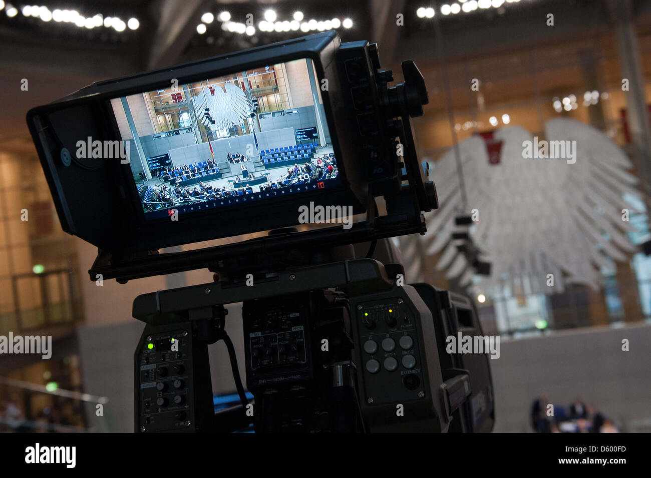 Eine Kamera zeichnet während der Mitglieder des Bundestages sind für ein Treffen in der zentralen Halle des Deutschen Bundestages Gebäude in Berlin, Deutschland, 8. November 2012 zusammengestellt. Eine Sondersitzung, initiiert von den grünen auf die NSU rechtsextreme Terroristen befasst sich mit Zwischenergebnis über den Stand des allgemeinen Kampfes gegen Rechtsextremismus. Foto: Maurizio Gambarini Stockfoto