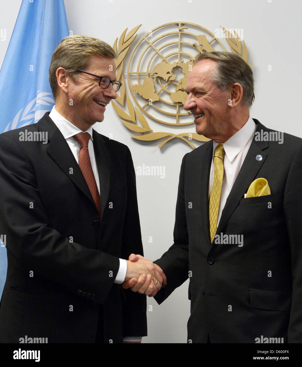 Der deutsche Außenminister Guido Westerwelle (l) entspricht der Vize-Generalsekretär der Vereinten Nationen, Jan Eliasson, in New York, USA, 7. November 2012. Westerwelle besucht während einer viertägigen Reise Laos und den USA. Foto: Rainer Jensen Stockfoto