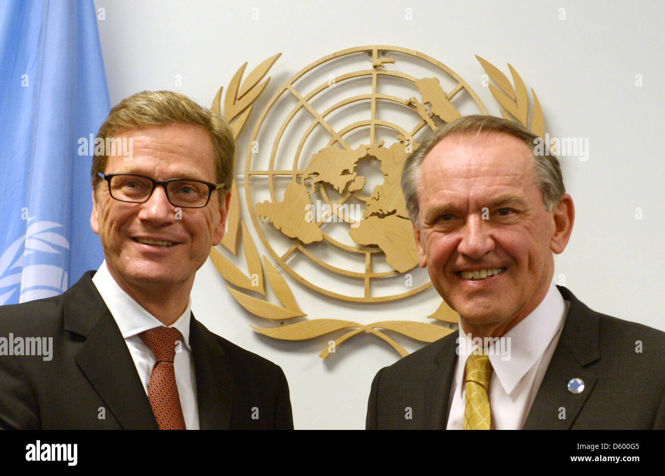 Der deutsche Außenminister Guido Westerwelle (l) entspricht der Vize-Generalsekretär der Vereinten Nationen, Jan Eliasson, in New York, USA, 7. November 2012. Westerwelle besucht während einer viertägigen Reise Laos und den USA. Foto: Rainer Jensen Stockfoto