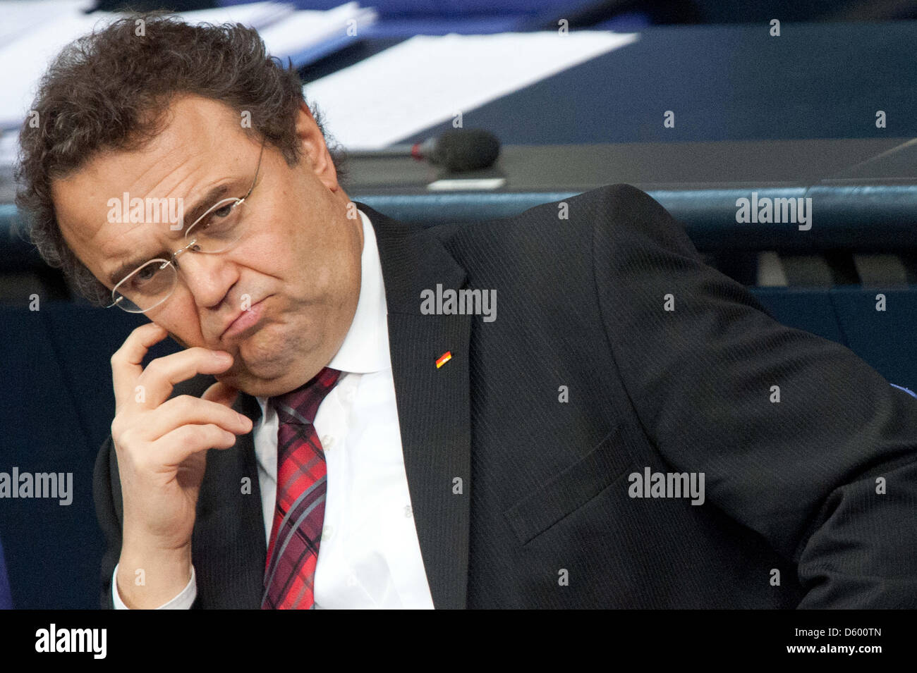 Bundesminister des inneren Hans-Peter Friedrich hört während einer parlamentarischen Versammlung in der zentralen Halle des Deutschen Bundestages Gebäude in Berlin, Deutschland, 8. November 2012. Eine Sondersitzung, initiiert von den grünen auf die NSU rechtsextreme Terroristen befasst sich mit Zwischenergebnis über den Stand des allgemeinen Kampfes gegen Rechtsextremismus. Foto: Maurizio Gambarini Stockfoto