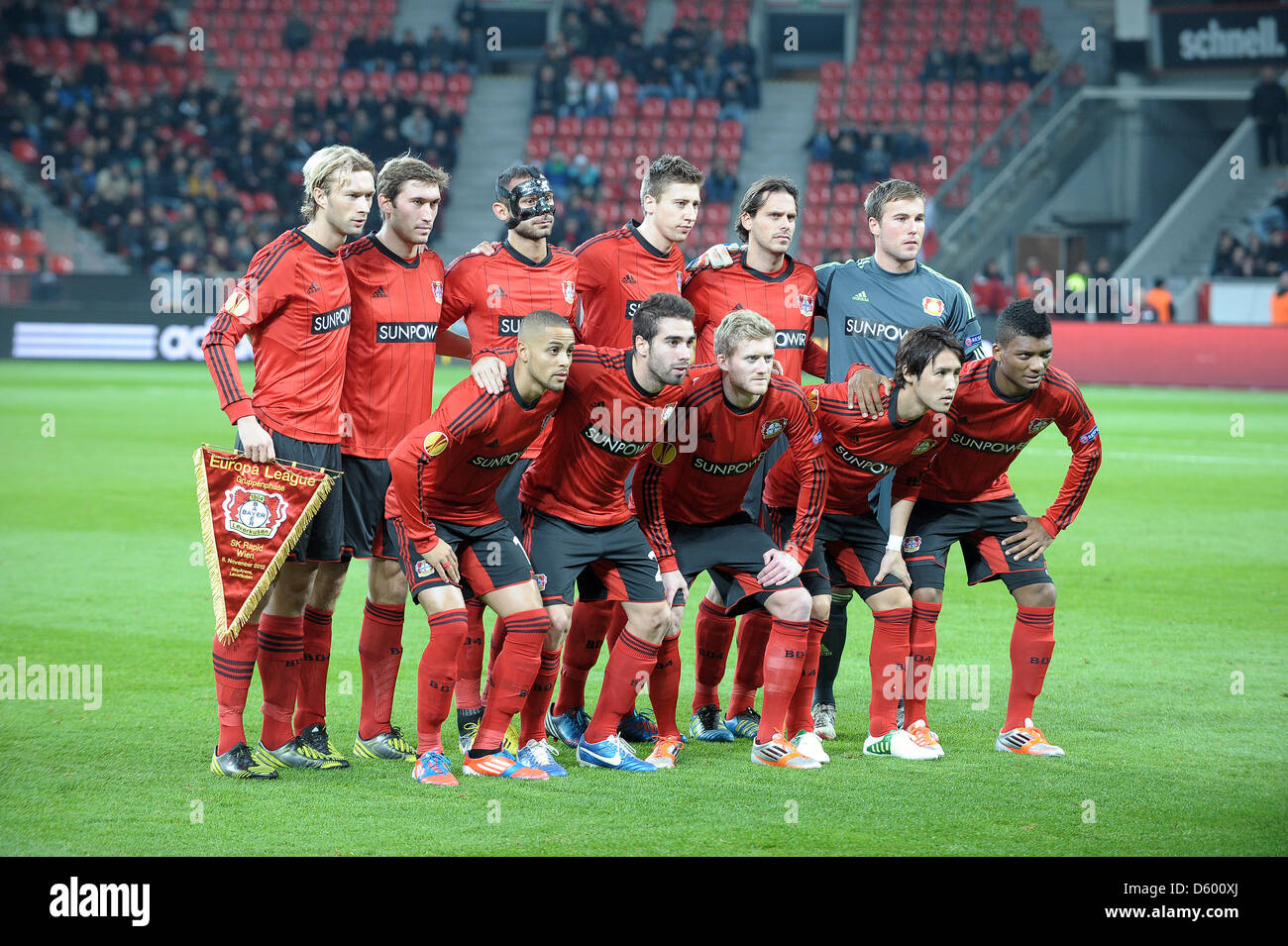 Das Team von Leverkusen Stand entsprechen die UEFA Europa League Gruppe K Fußball zwischen Bayer Leverkusen und Rapid Wien im Stadion BayArena in Leverkusen, Deutschland, 8. November 2012. Foto: Federico Gambarini/dpa Stockfoto