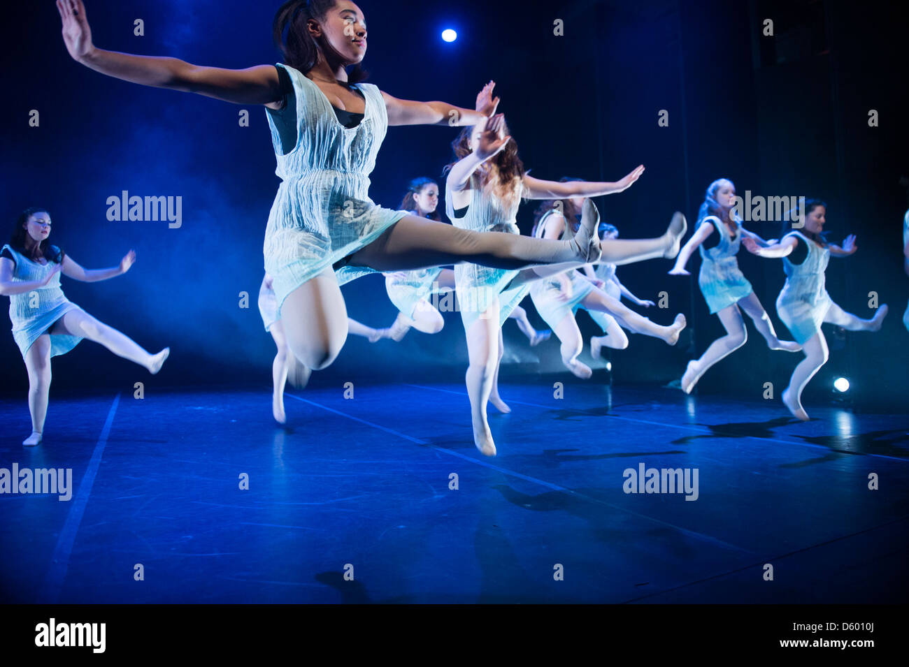 Junge Mitglieder der Aberystwyth Arts Centre Dance School Ballett Show tanzen auf der Bühne, UK Stockfoto