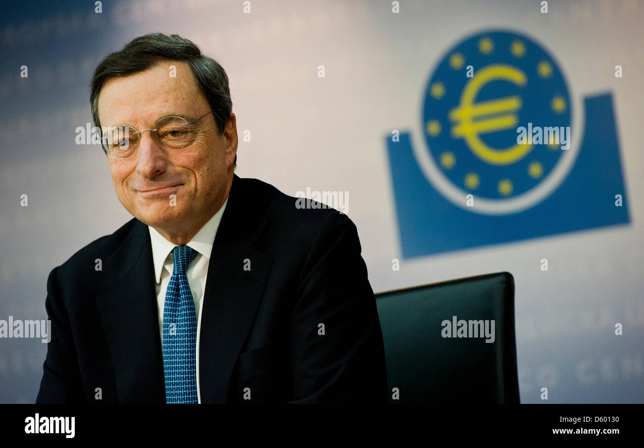 EZB-Präsident Mario Draghi hält eine Pressekonferenz bei der Europäischen Zentralbank in Frankfurt Main, Deutschland, 8. November 2012. Draghi bestätigt die Bereitschaft der EZB, Staatsanleihen zu kaufen. Foto: NICOLAS ARMER Stockfoto