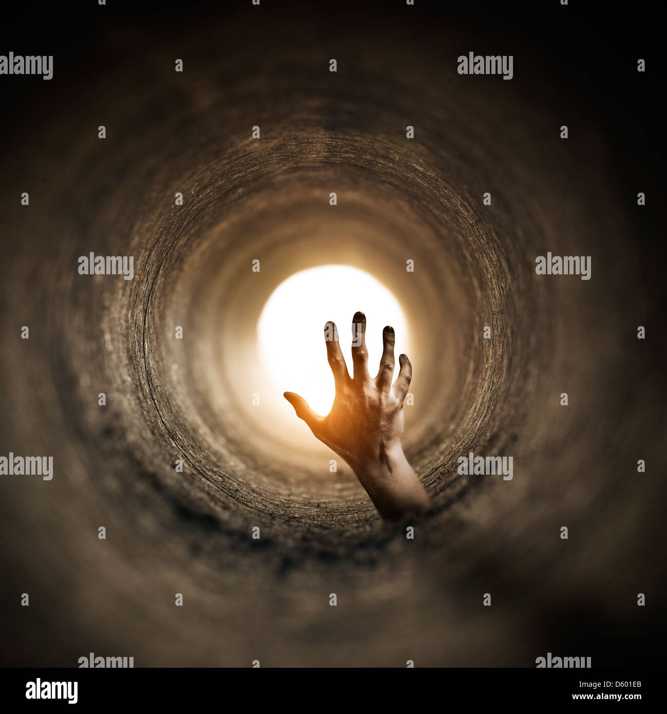 Tunnel-Horror. Zombified Hand erhebt sich in einem dunklen Tunnel... Stockfoto