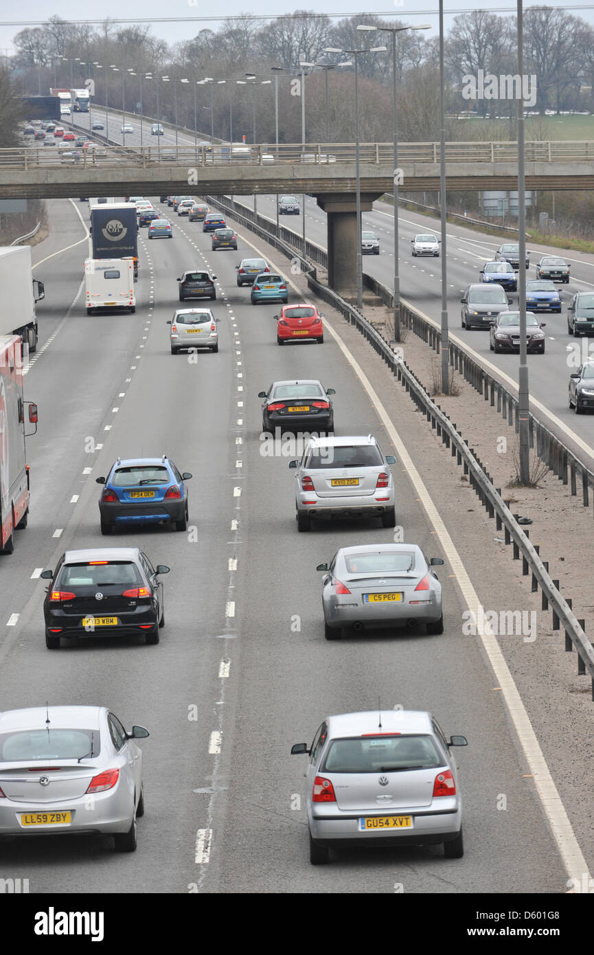 M1 Autobahn Northamptonshire, UK. 29. März 2013. Karfreitag-Verkehr auf der Autobahn M1 als die Osterferien beginnen. Stockfoto