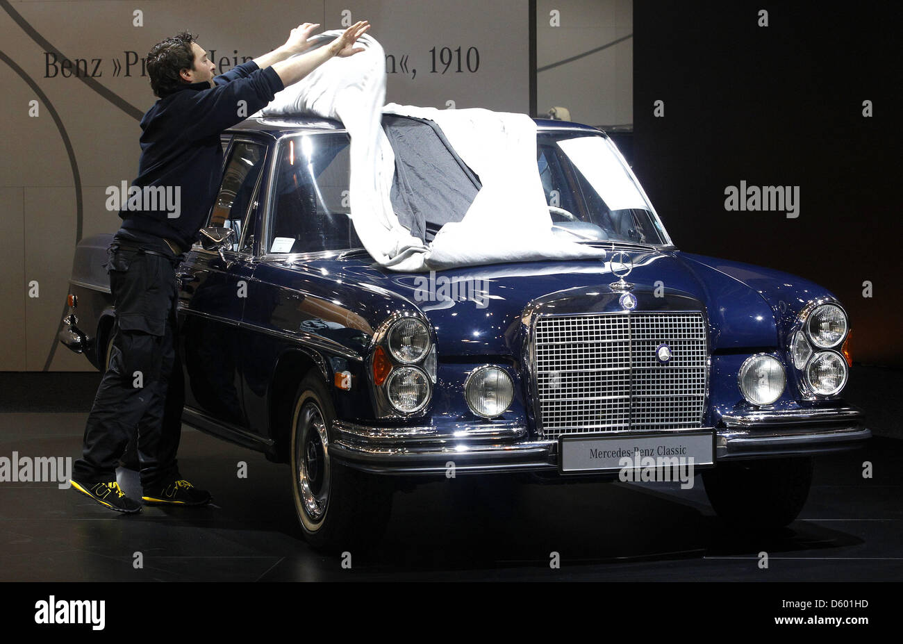 Ein Trade fair Mitarbeiter stellt ein Mercedes Benz 280 SEl von 1970 auf der Messe Techno Classica in Essen, Deutschland, 10. April 2013. Ca. 1250 präsentieren Aussteller aus 31 Ländern ihre Oldtimer vom 10. bis 14. April 2013 auf der weltgrößten Fachmesse für Oldtimer. Foto: ROLAND WEIHRAUCH Stockfoto