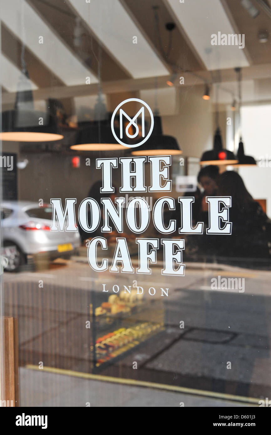 Chiltern Street, Marylebone, London, UK. 10. April 2013. Monocle Magazin eröffnet eigene Café 'The Monocle Cafe' in Marylebone. Das Café ist schon offen für Geschäfte mit einem "soft Opening", aber es öffnet offiziell am 15.. Bildnachweis: Matthew Chattle / Alamy Live News Stockfoto