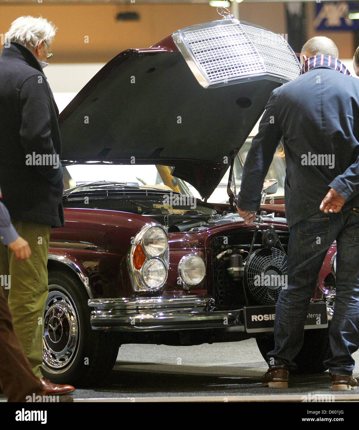 Besucher-Ansicht ein Mercedes 280 SE von 1972 auf der Messe Techno Classica in Essen, Deutschland, 10. April 2013. Ca. 1250 präsentieren Aussteller aus 31 Ländern ihre Oldtimer vom 10. bis 14. April 2013 auf der weltgrößten Fachmesse für Oldtimer. Foto: ROLAND WEIHRAUCH Stockfoto