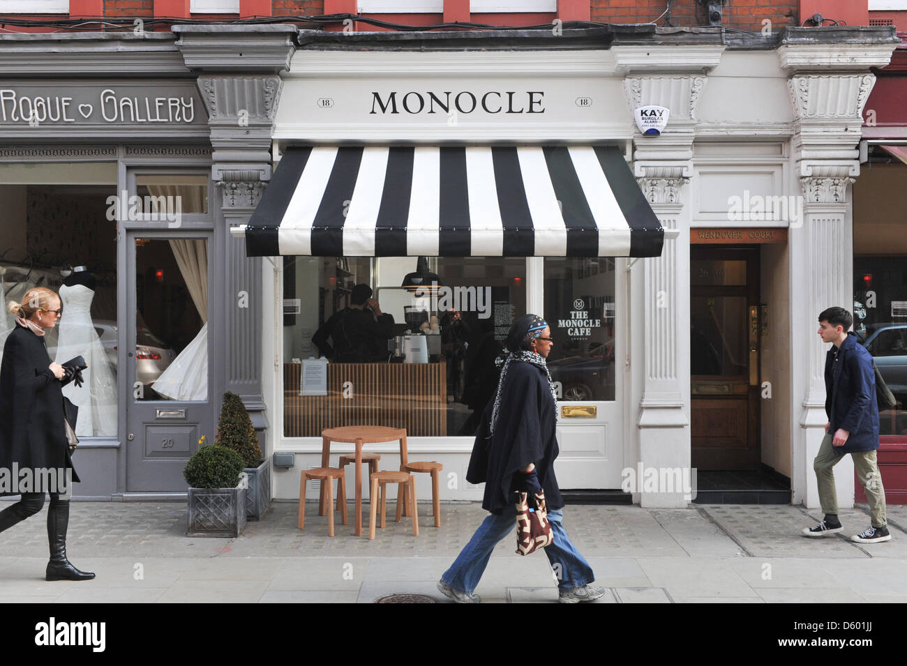 Chiltern Street, Marylebone, London, UK. 10. April 2013. Monocle Magazin eröffnet eigene Café 'The Monocle Cafe' in Marylebone. Das Café ist schon offen für Geschäfte mit einem "soft Opening", aber es öffnet offiziell am 15.. Bildnachweis: Matthew Chattle / Alamy Live News Stockfoto