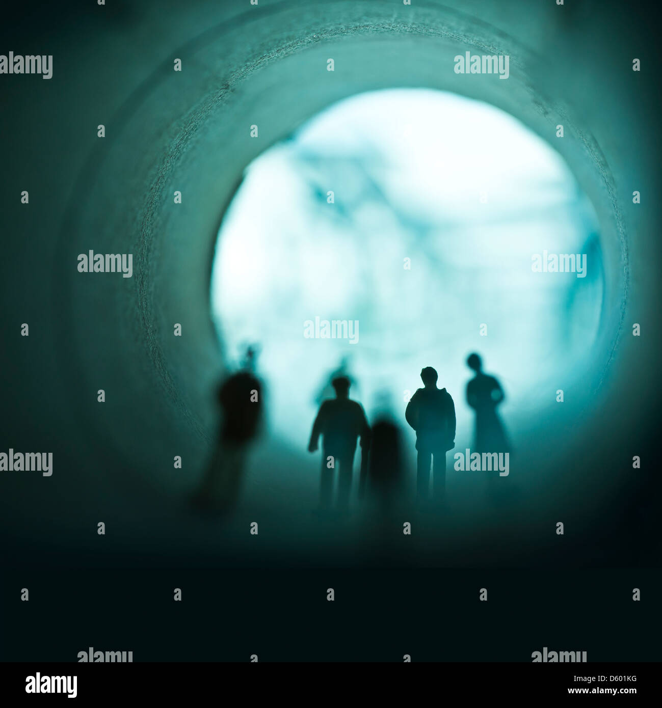 Menschen zu Fuß durch einen Tunnel im Nebel. Stockfoto