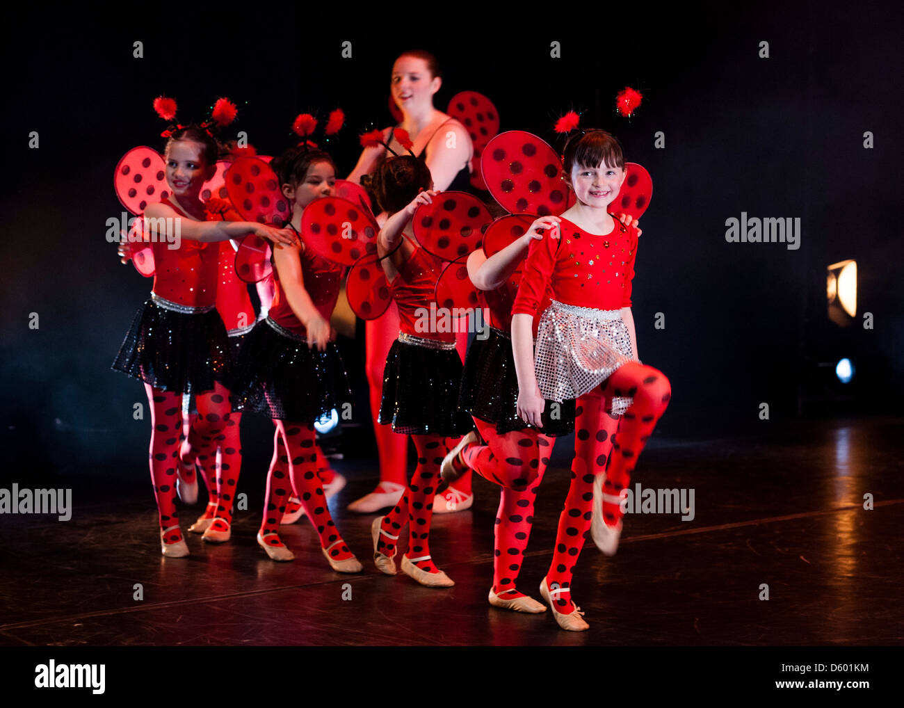 Junge Mitglieder der Aberystwyth Arts Centre Dance School Ballett Show tanzen auf der Bühne, UK Stockfoto