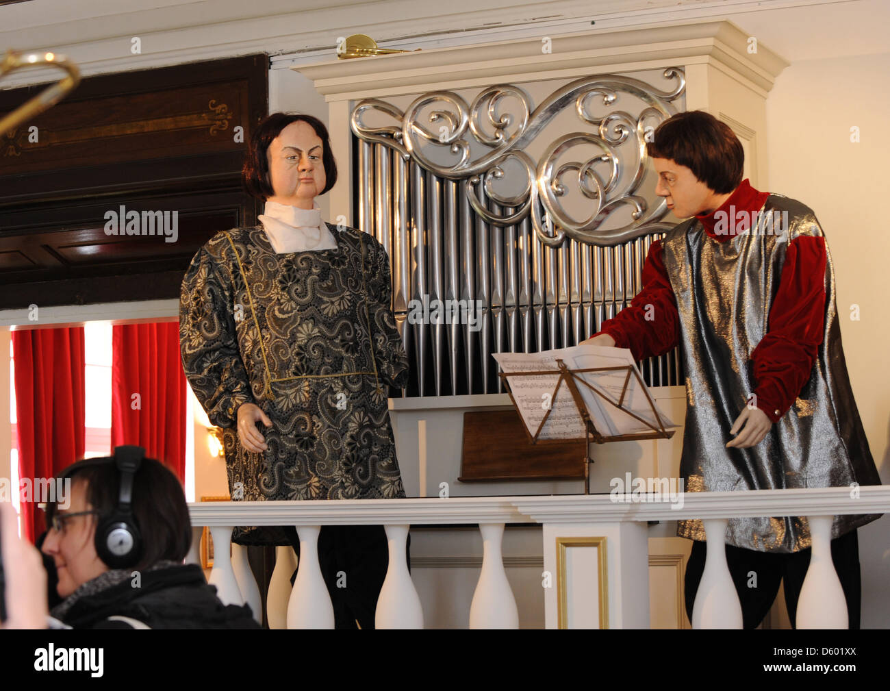 Figuren aus der Kapelle stehen vor einem Replikat Orgel an der ursprünglichen Drehort des Kultfilms "Drei Wünsche für Aschenbrödel" Schloss Moritzburg bei Dresden, Deutschland, 9. November 2012. Die Winterausstellung über den Film mit Original Kostüme, Instrumente und Requisiten, die im Museum heute Abend geöffnet und läuft bis zum 3. März 2013. Foto: Matthias Hiekel Stockfoto