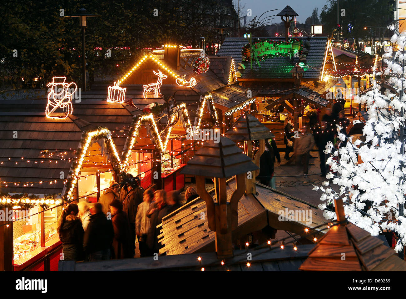 Strange Der Lichter Leuchten Winterzauber Im Bereich Wandsbek Hamburg Deutschland 9 November 2012 Menschen Konnen Vom Bis 6 Januar 2013 Skifahren Einkaufen Und Essen Auf Dem Wintermarkt Foto Malte Christen 