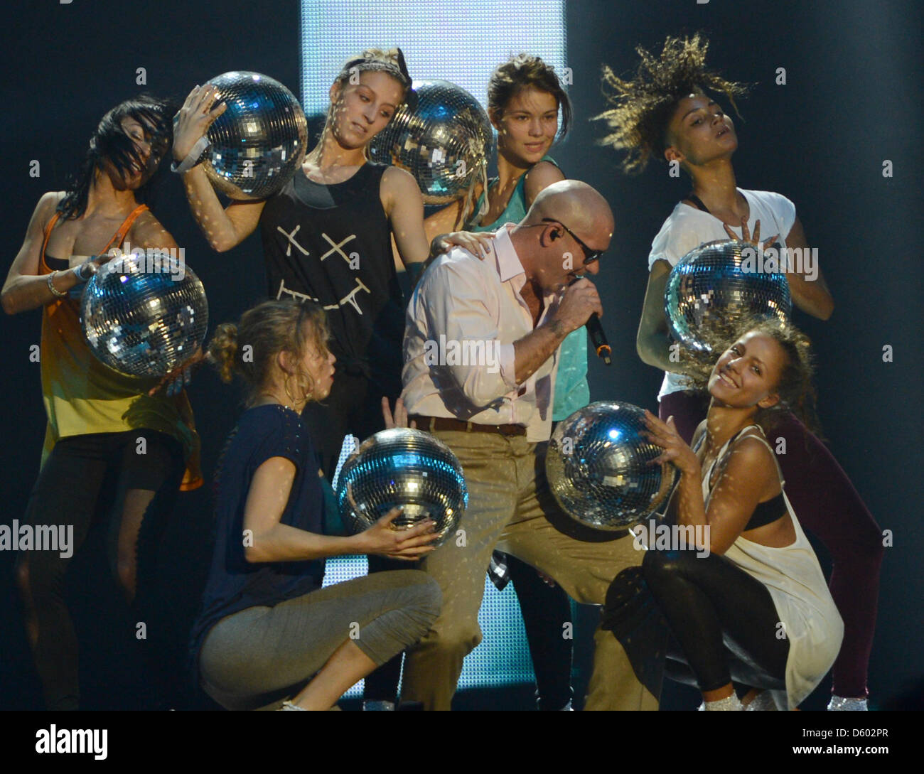 US-Rapper Pitbull probt auf der Bühne vor den MTV European Music Awards in der Festhalle in Frankfurt am Main, 10. November 2012. Die MTV Europe Music Awards wird hier am 11. November 2012 verliehen. Die Gala findet immer in einer anderen Stadt. Frankfurt bereits Gastgeber der Veranstaltung im Jahr 2001. Foto: ARNE DEDERT Stockfoto