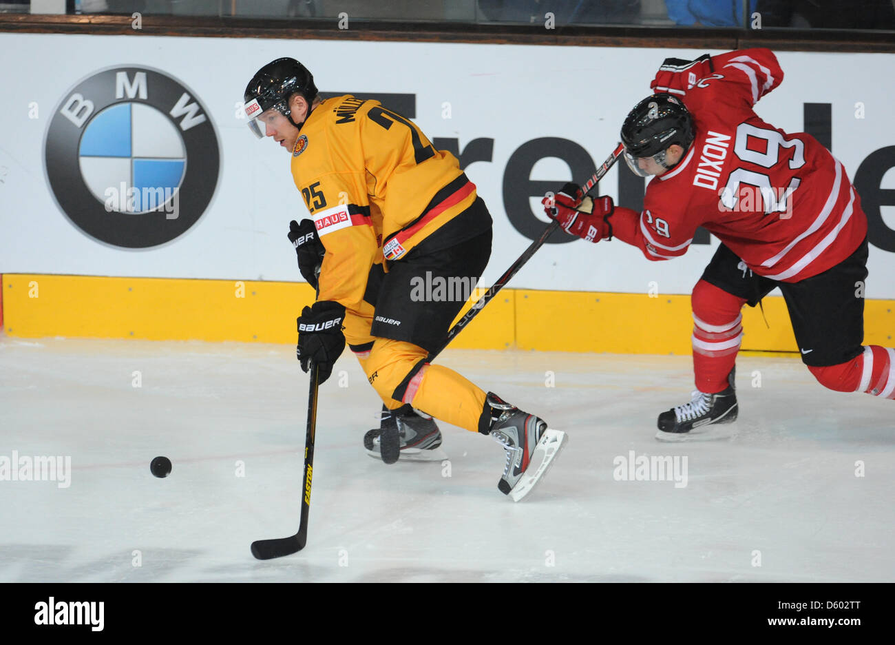 Deutschlands Marcel Müller (L) wetteifert für den Puck mit Kanadas Stephen Dixon während der Deutschland-Cup-Spiel zwischen Deutschland und Kanada am Eis Olympiastadion in München, 9. November 2012. Deutschland gewinnt 3: 2. Foto: Andreas Gebert Stockfoto