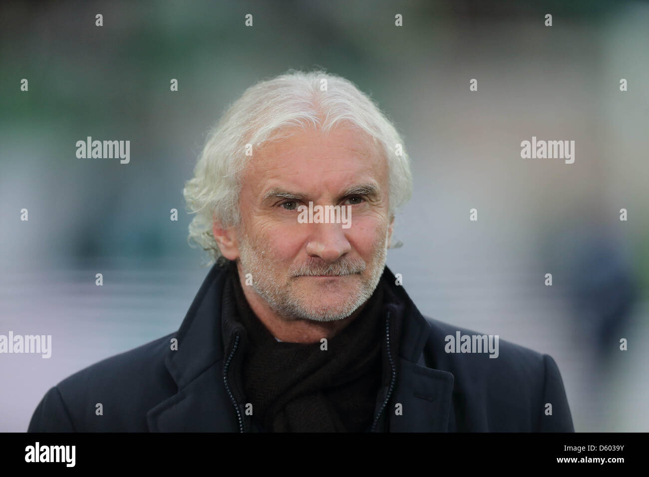 Leverkusens Sportdirektor Rudi Voeller ist vor der Bundesliga-Fußballspiel zwischen dem VfL Wolfsburg und Bayer Leverkusen in der Volkswagen Arena in Wolfsburg, Deutschland, 11. November 2012 abgebildet. Foto: JENS WOLF (Achtung: EMBARGO Bedingungen! Die DFL ermöglicht die weitere Nutzung der nur bis zu 15 Bilder (keine Sequntial Bilder oder Video-ähnliche Reihe der Bilder erlaubt) über t Stockfoto