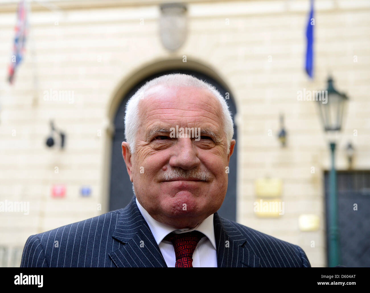 Prag, Tschechische Republik. 10. April 2013. Ehemalige tschechischer Präsident Vaclav Klaus ist vor der britischen Botschaft, wo er Beileid über den Tod des ehemaligen Premierministerin Margaret Thatcher in Prag, Tschechische Republik, 10. April 2013, gesehen. (CTK Foto/römische Vondrous/Alamy Live News) Stockfoto