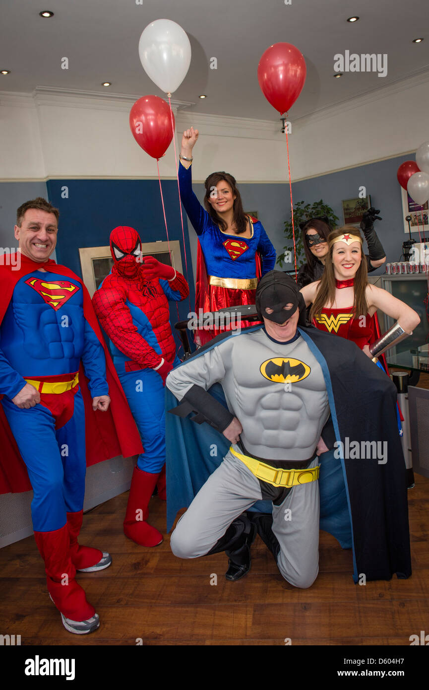 Personal an ALEXANDERS Vermietungen in Aberystwyth dress als Superhelden, wie sie für Comic Relief 2013 Geld Stockfoto
