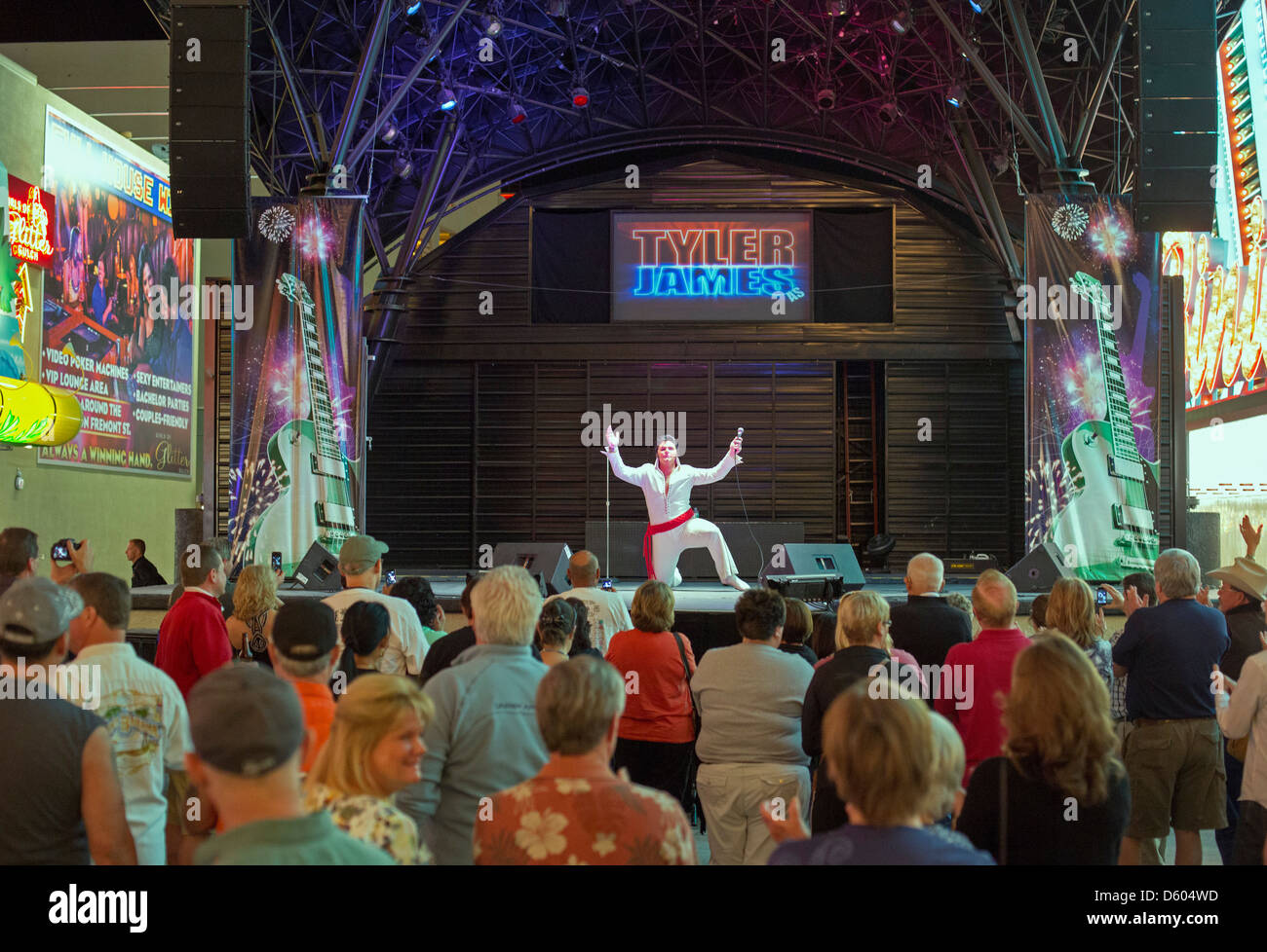 Las Vegas, Nevada - ein Elvis-Imitator führt auf der Fremont Street in der Innenstadt von Las Vegas. Stockfoto Las Vegas, Nevada - ein Elvis-Imitator führt auf der Fremont Street in der Innenstadt von Las Vegas. Stockfoto
