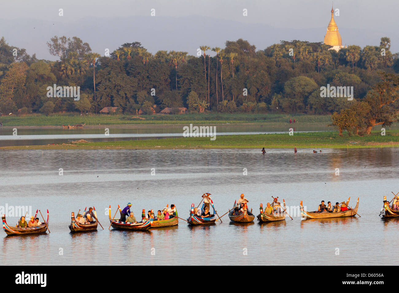 Touristischen Boote Futter bis auf Taungthaman See, Myanmar, Sonnenuntergang über U Bein Teakholz Brücke 5 Anzeigen Stockfoto