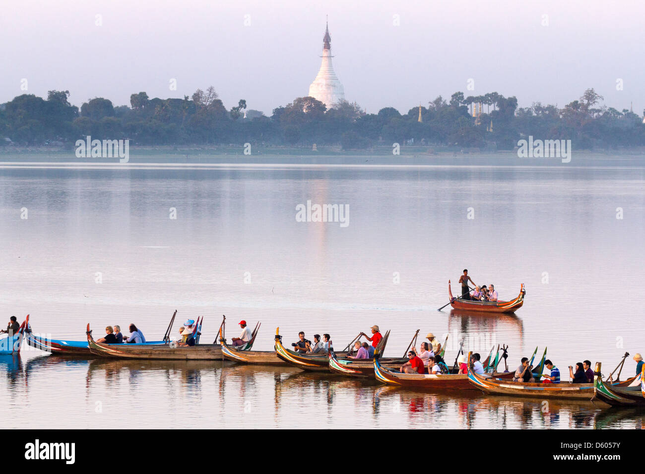 Touristischen Boote Futter bis auf Taungthaman See, Myanmar, Sonnenuntergang über U Bein Teakholz Brücke 4 anzeigen Stockfoto