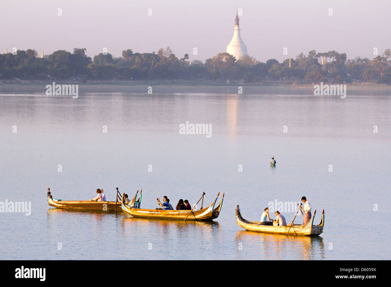 Touristischen Boote Futter bis auf Taungthaman See, Myanmar, Sonnenuntergang über U Bein Teakholz Brücke 3 Anzeigen Stockfoto