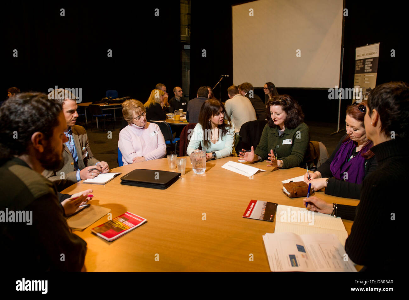 Menschen diskutieren, Finanzierung für ihre Medien-Projekte zu einem Skillset Academi Speed networking-Event, UK Stockfoto