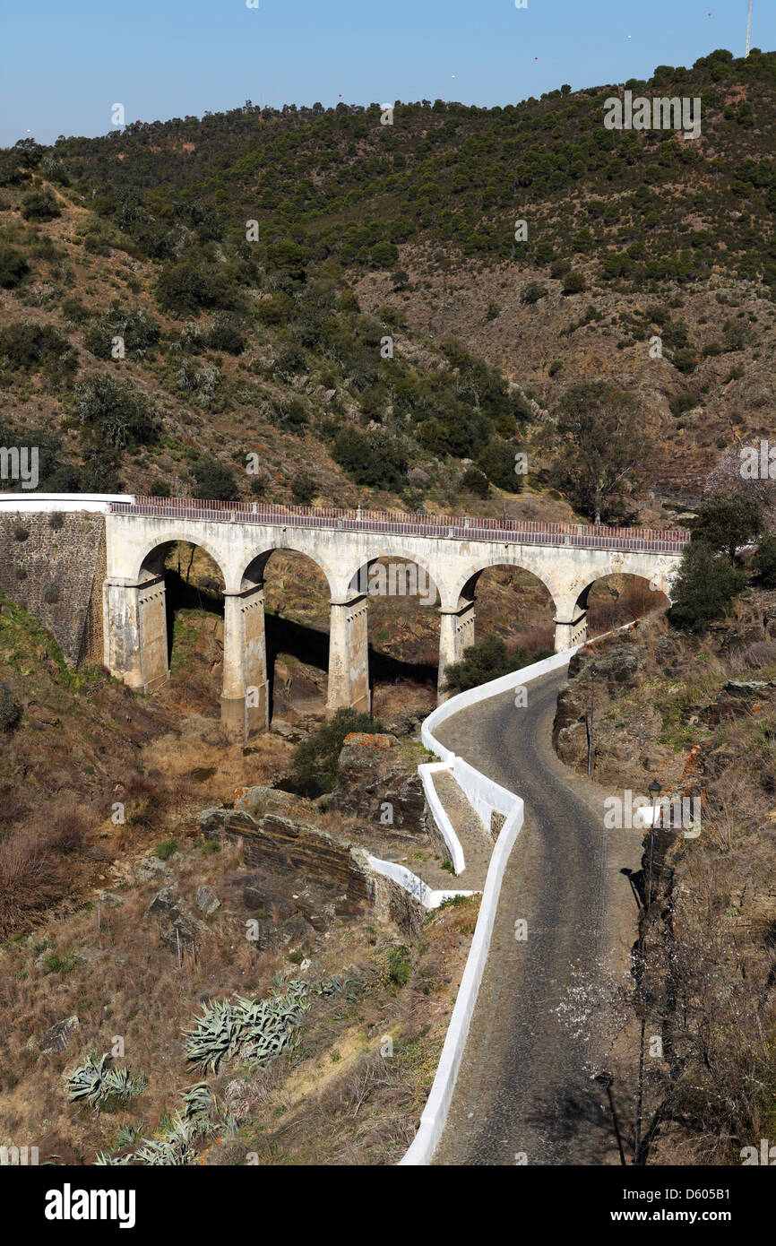 Eine Brücke überspannt den Fluss der Oeiras in Mértola Alentejo Provinz Portugals. Stockfoto