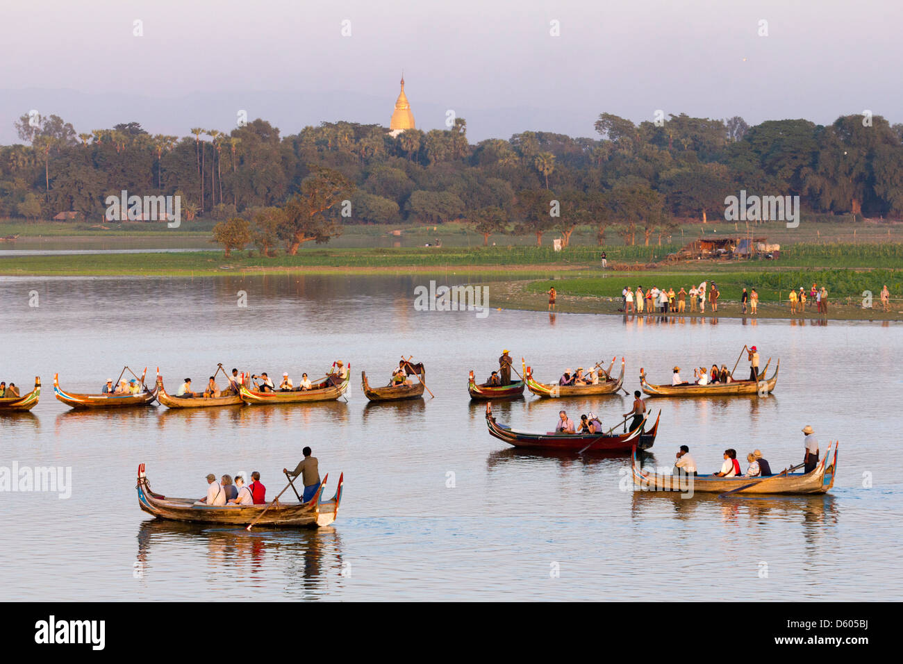 Touristischen Boote Futter bis auf Taungthaman See, Myanmar, Sonnenuntergang über U Bein Teakholz Brücke 2 anzeigen Stockfoto