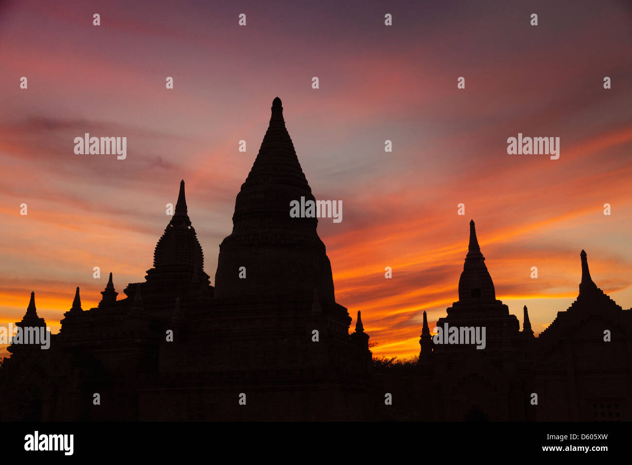 Die Stupas und Pagoden von Bagan, Myanmar, Silhouette nach Sonnenuntergang 3 Stockfoto