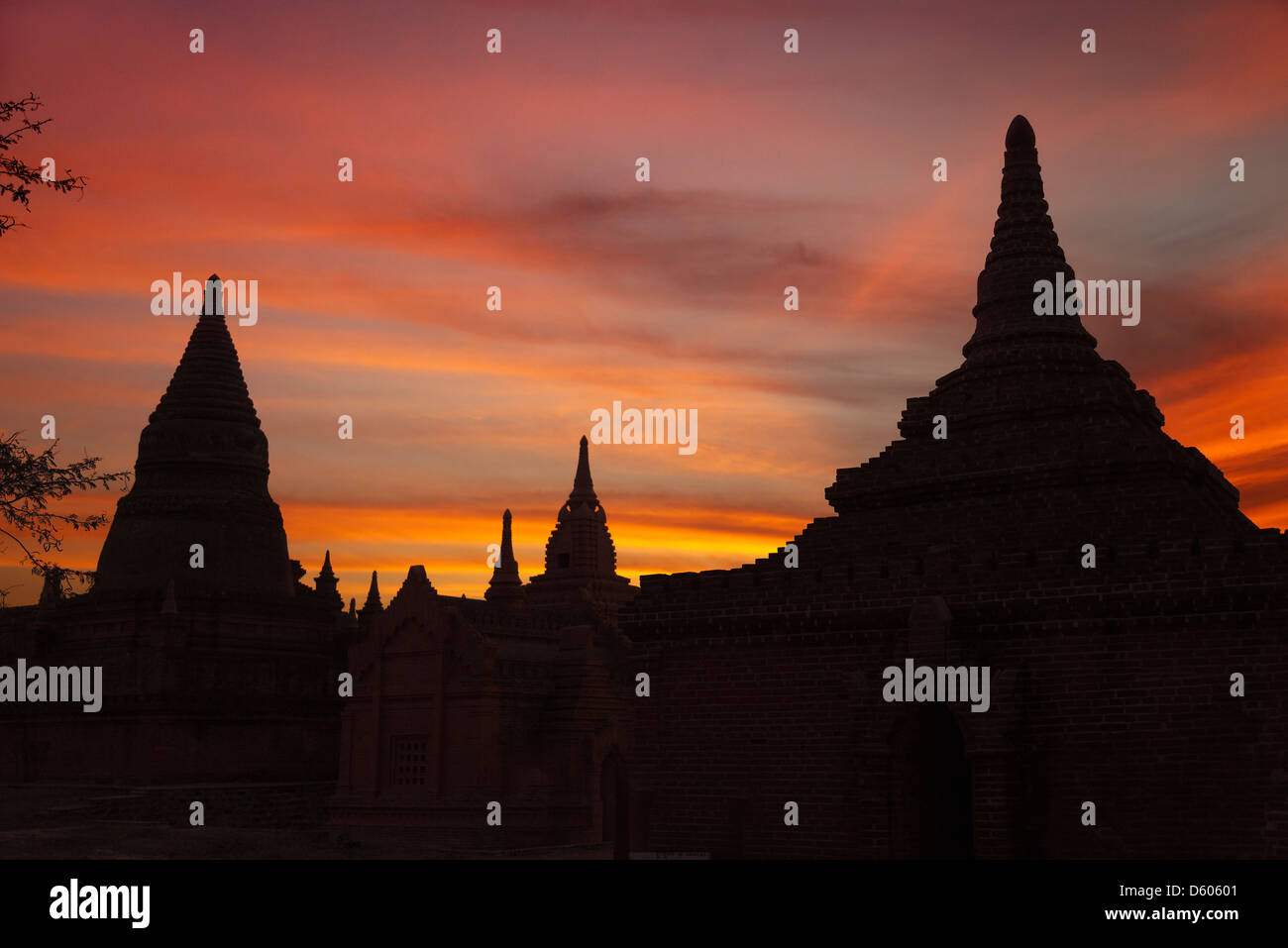 Die Stupas und Pagoden von Bagan, Myanmar, Silhouette nach Sonnenuntergang 4 Stockfoto