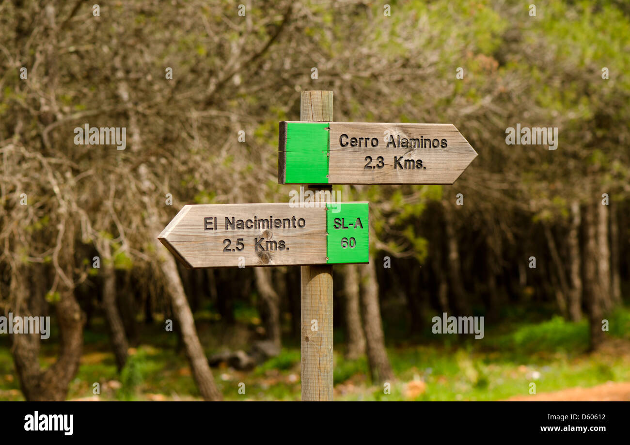 Wandern in den Bergen von Mijas, Andalusien, Spanien unterzeichnet. Stockfoto