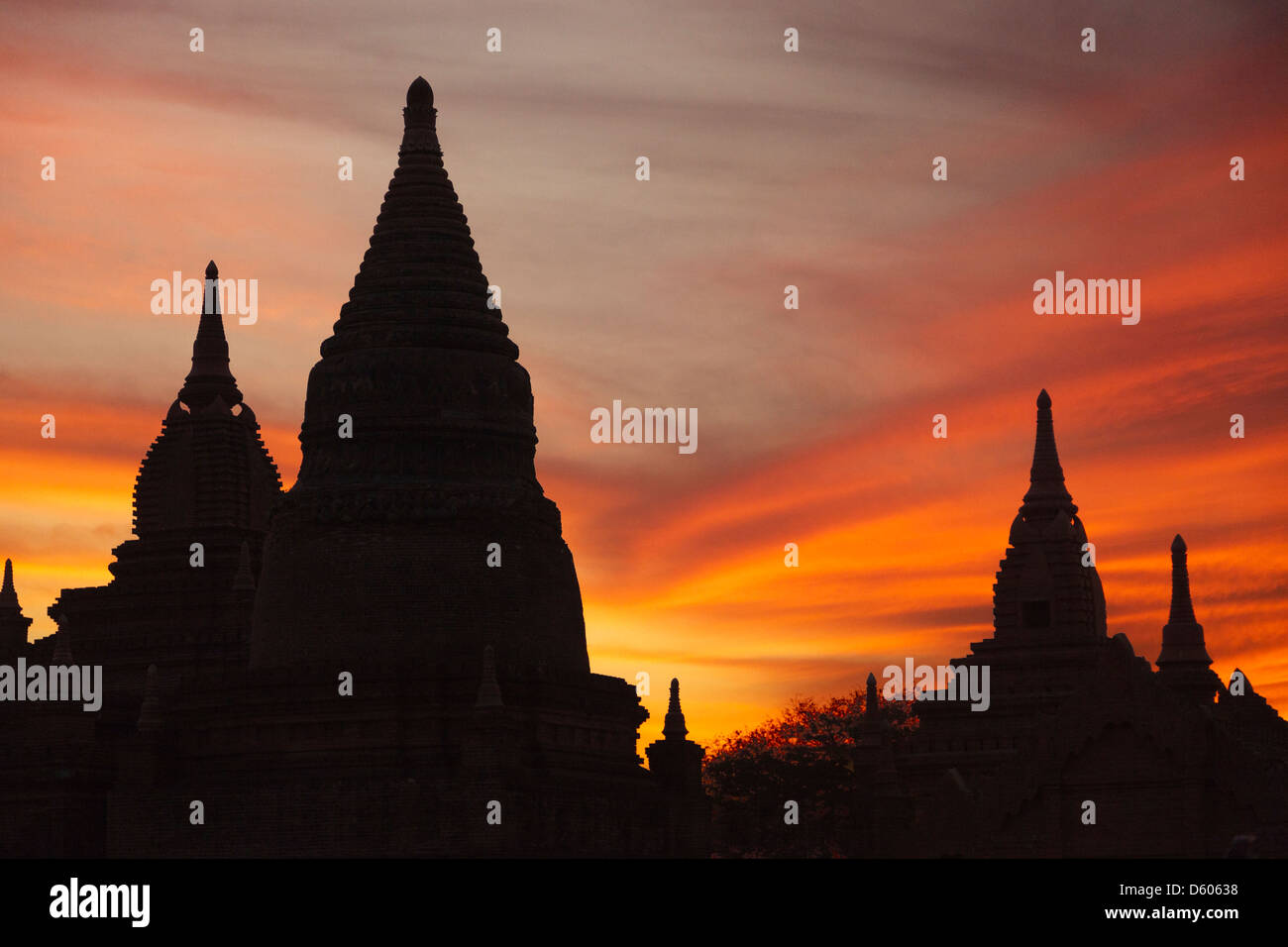 Die Stupas und Pagoden von Bagan, Myanmar, Silhouette nach Sonnenuntergang 6 Stockfoto